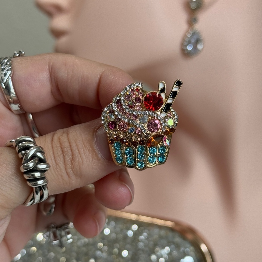⚜️❤️‍🔥 Cakéz Colorful Cupcake Brooch with Crystals 🧁💎 - Picture 5 of 9